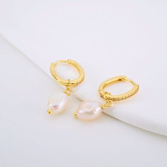 olamiie Jewelry - Erica Small Elongated Huggie Hoop Baroque Pearl Drop Clear Crystal Gold S925